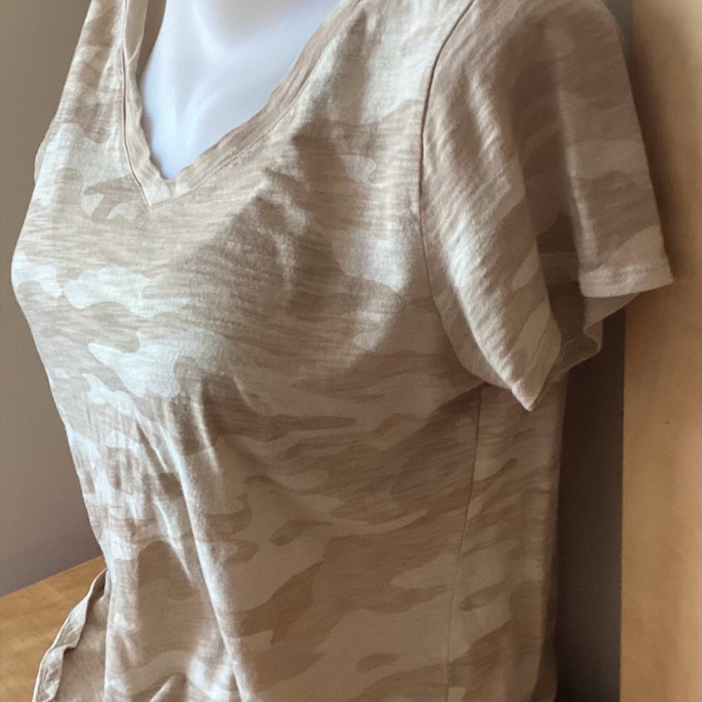 Old Navy V-Neck Camo Creme Women's Short Sleeve Shirt